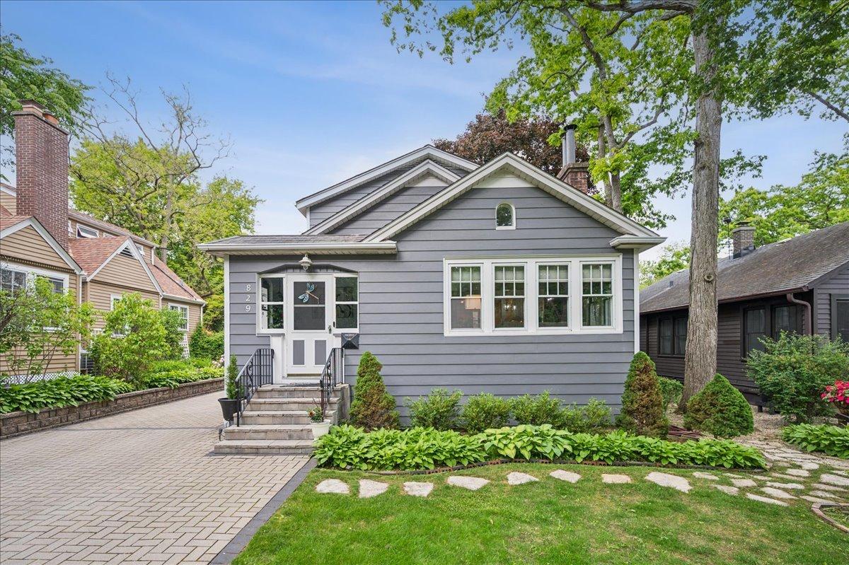 829 Saint Johns Ave., Highland Park, IL 60035