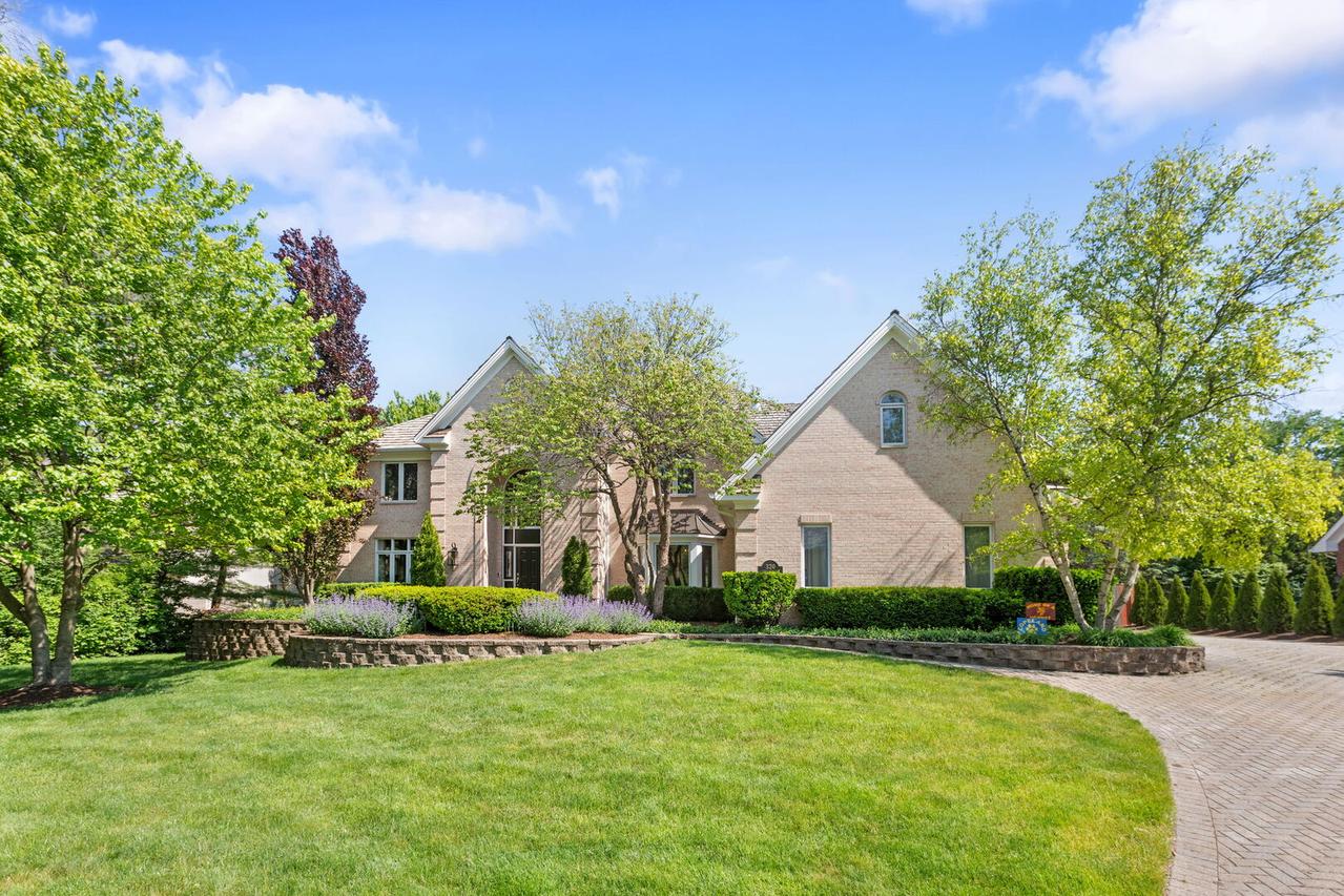 320 Camelot Ln., Libertyville, IL 60048