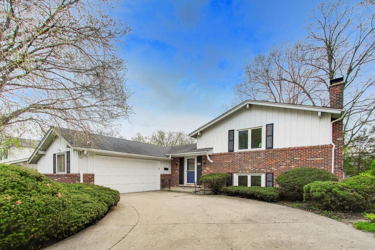 2412 Happy Hollow Rd., Glenview, IL 60026