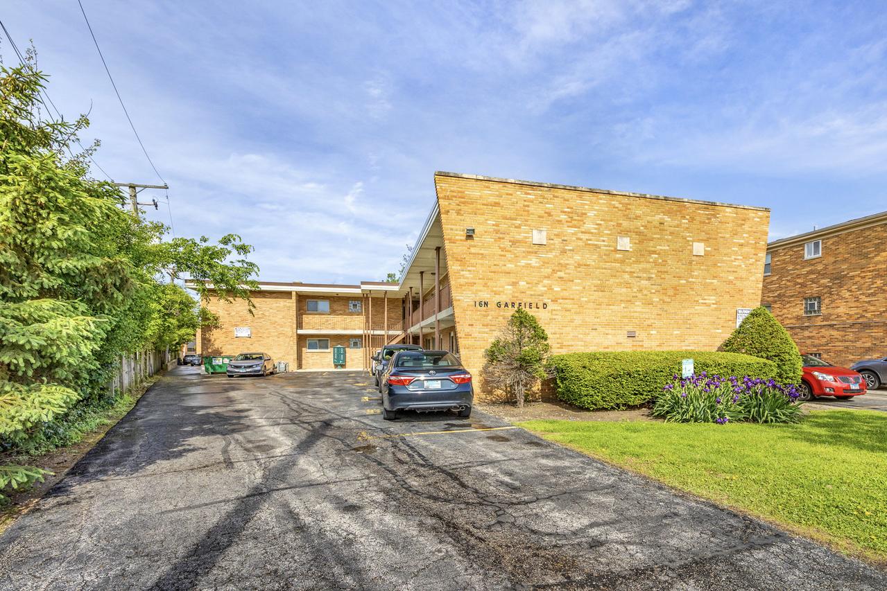 16 N Garfield St. #2H, Lombard, IL 60148
