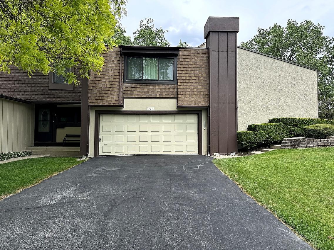 171 Cascade Dr., Indian Head Park, IL 60525