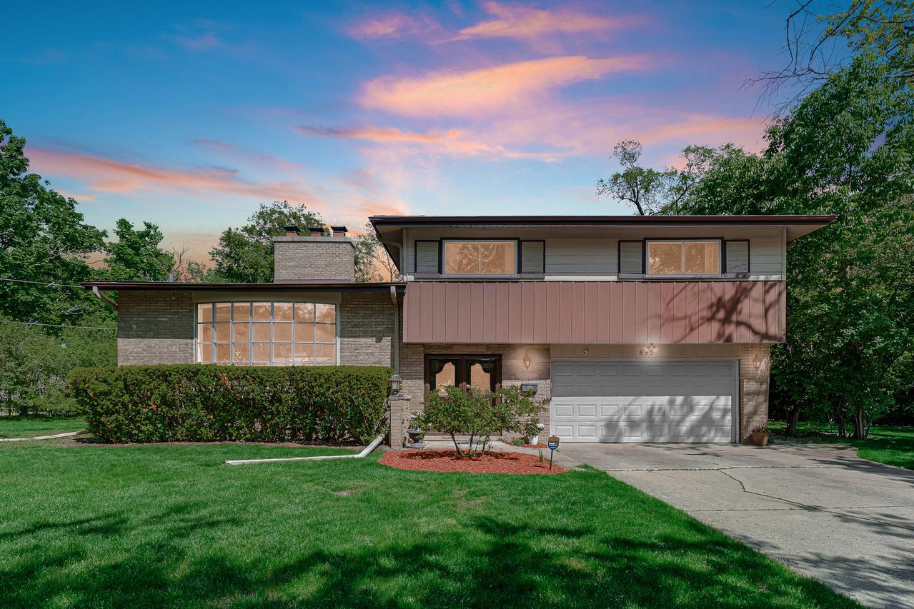 895 Sumac Rd., Highland Park, IL 60035