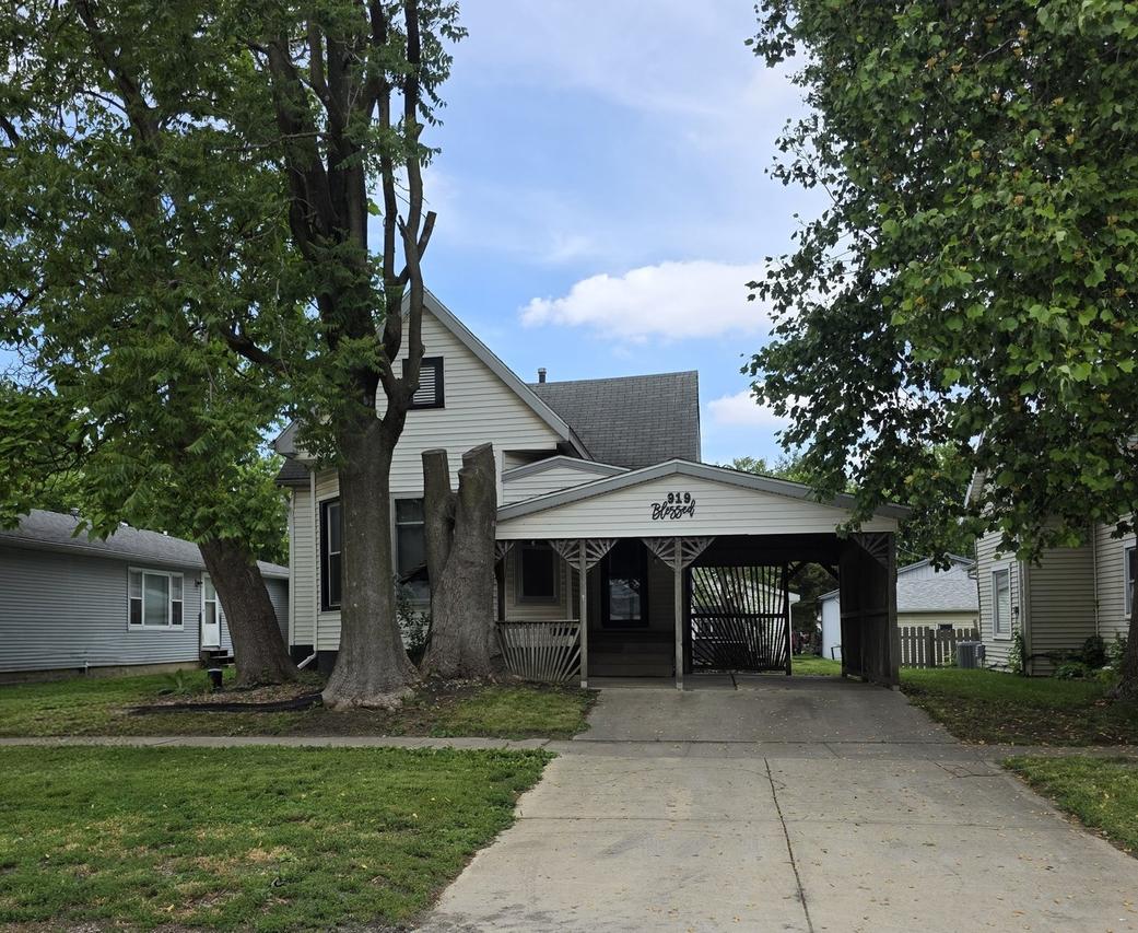 919 E Johnson St., Clinton, IL 61727
