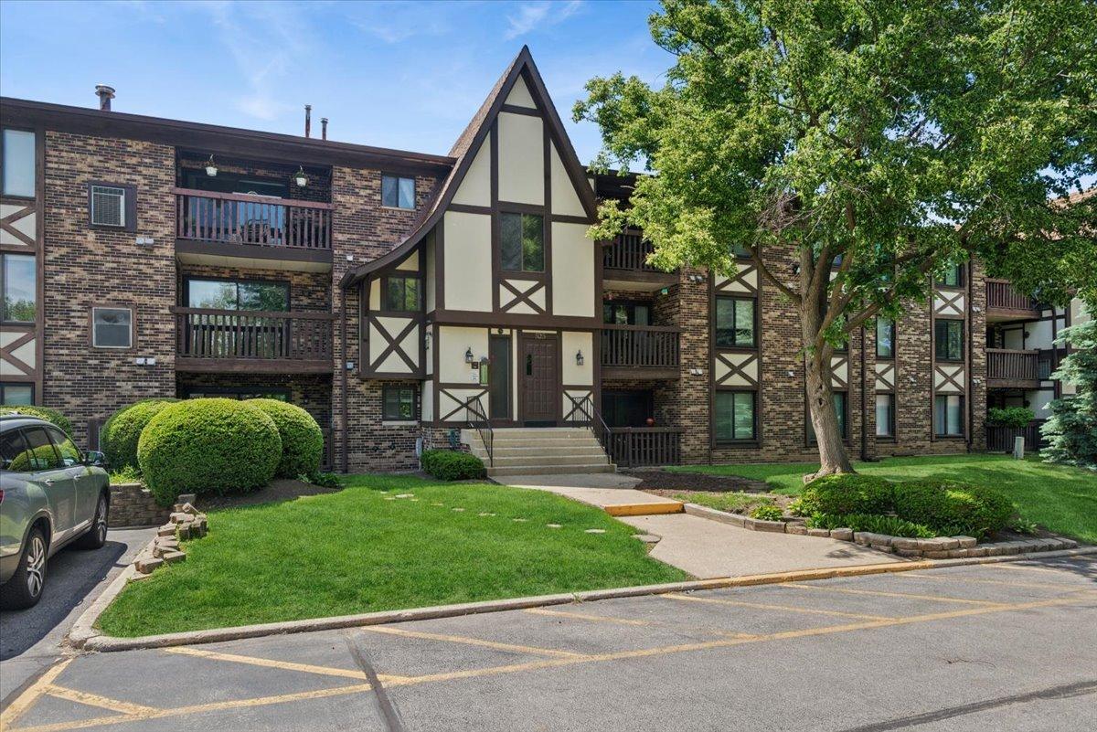 525 Cumnor Rd. #204, Westmont, IL 60559