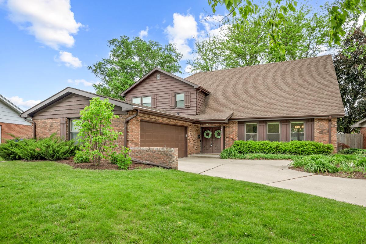 1605 Mayflower Dr., Dekalb, IL 60115