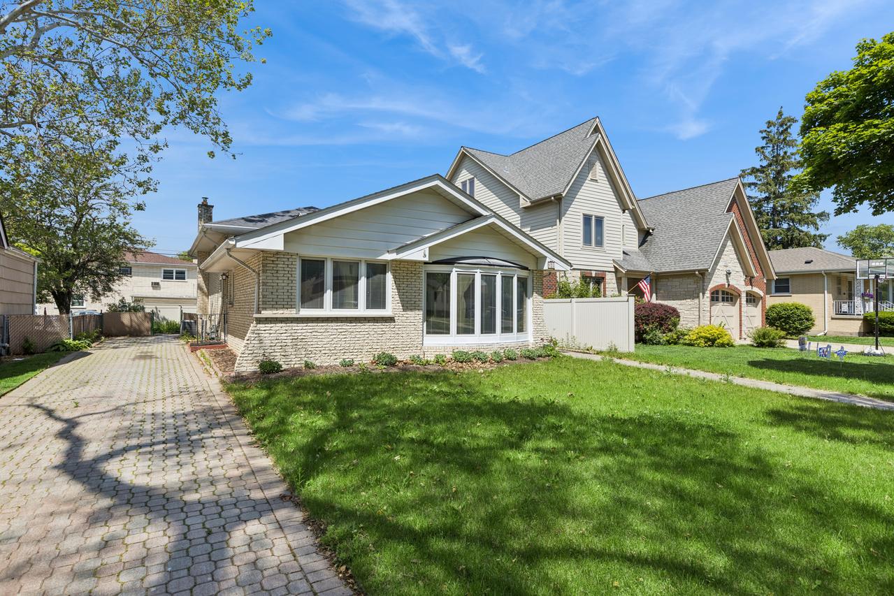 928 S 6th Ave., La Grange, IL 60525