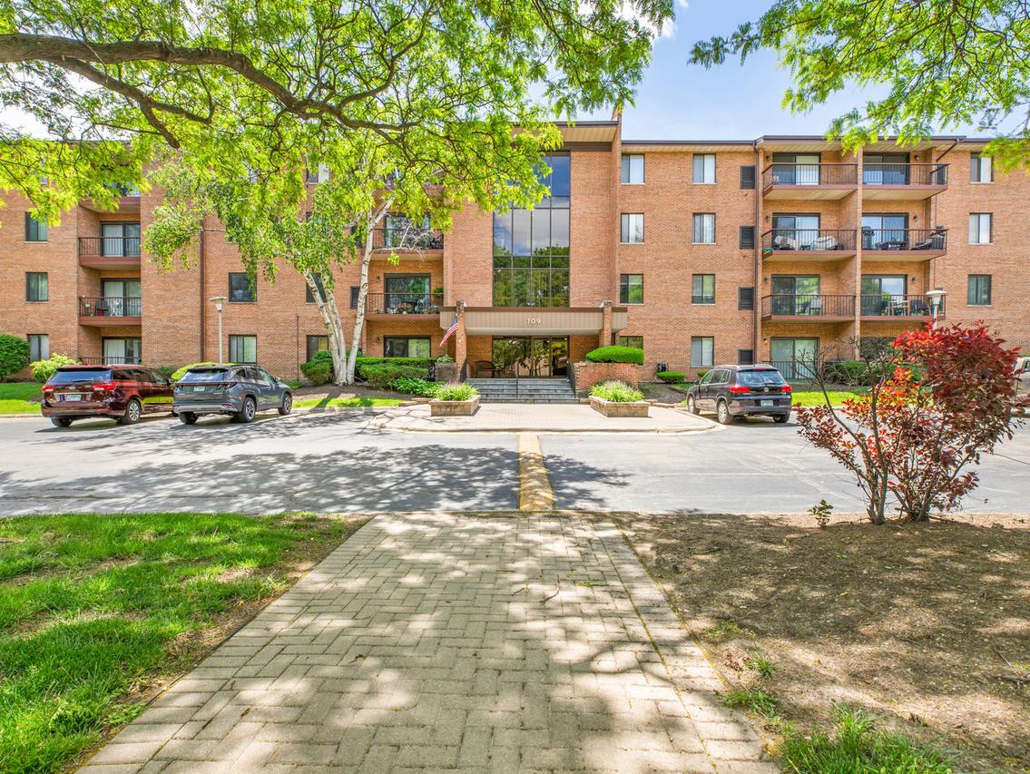 709 79th St. #404, Darien, IL 60561