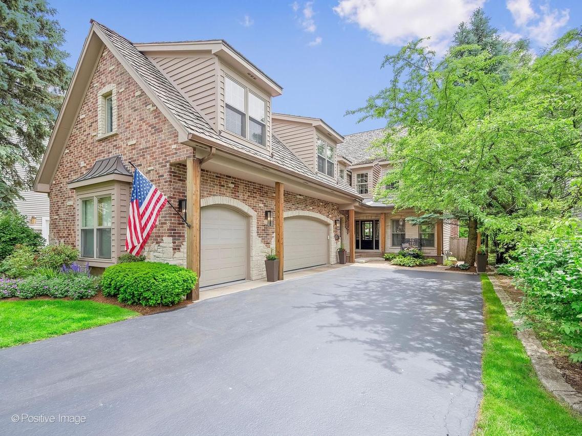 325 Ruby St., Clarendon Hills, IL 60514