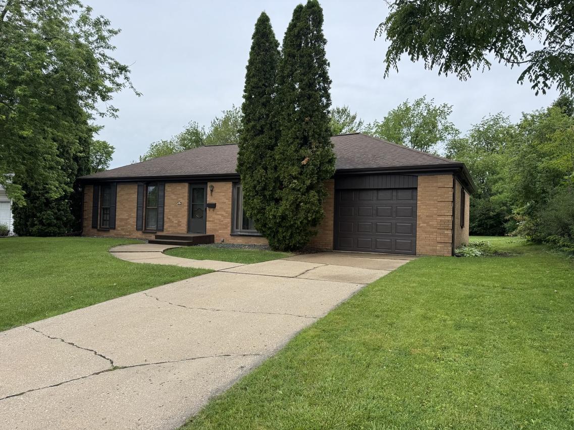 2006 Pine St., Peru, IL 61354