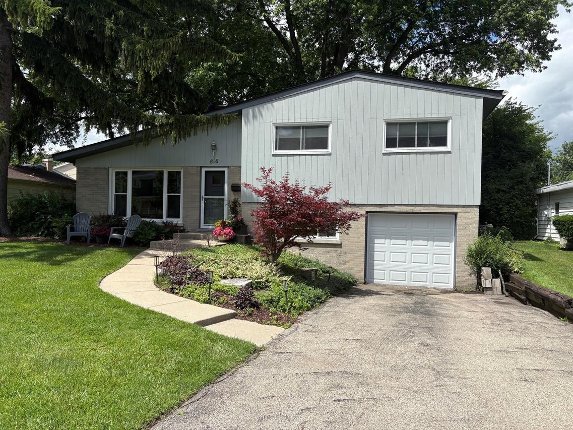 816 Holmes Ave., Deerfield, IL 60015