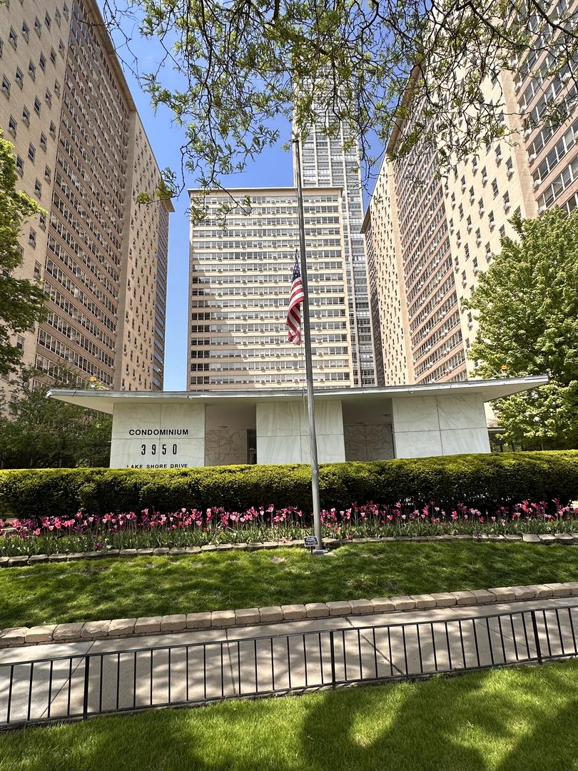 3950 N Lake Shore Dr. #1207, Chicago, IL 60613