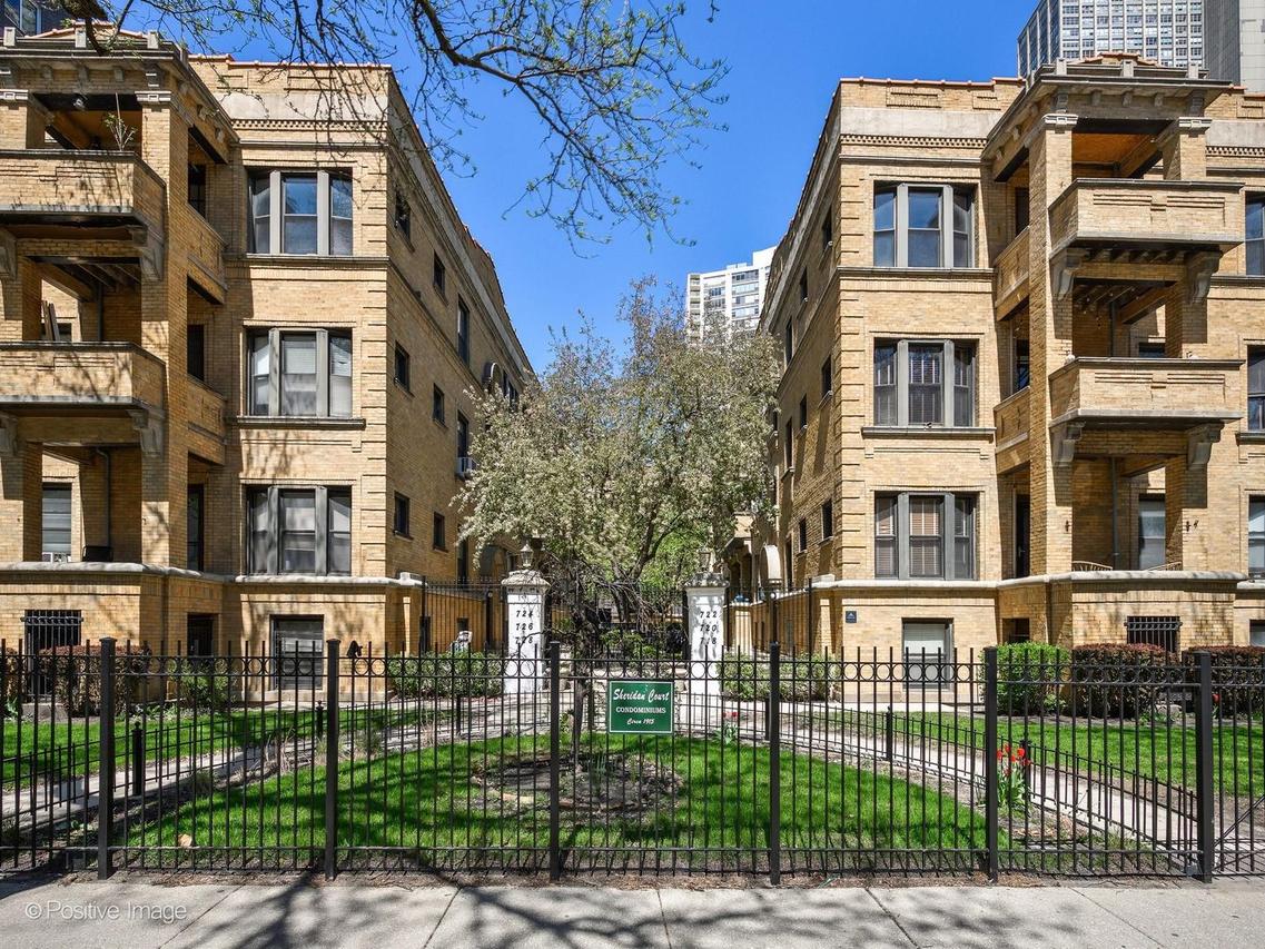 722 W Sheridan Rd. #1S, Chicago, IL 60613