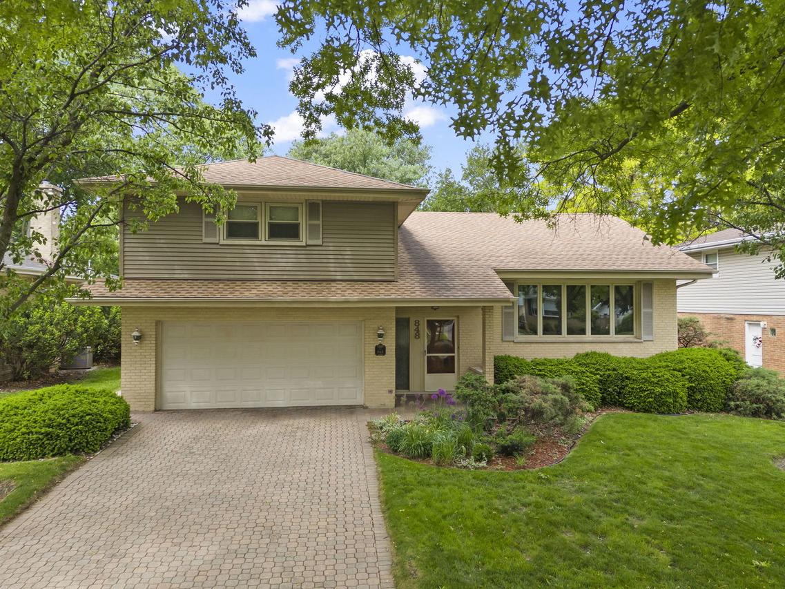 848 S Hillcrest Ave., Elmhurst, IL 60126