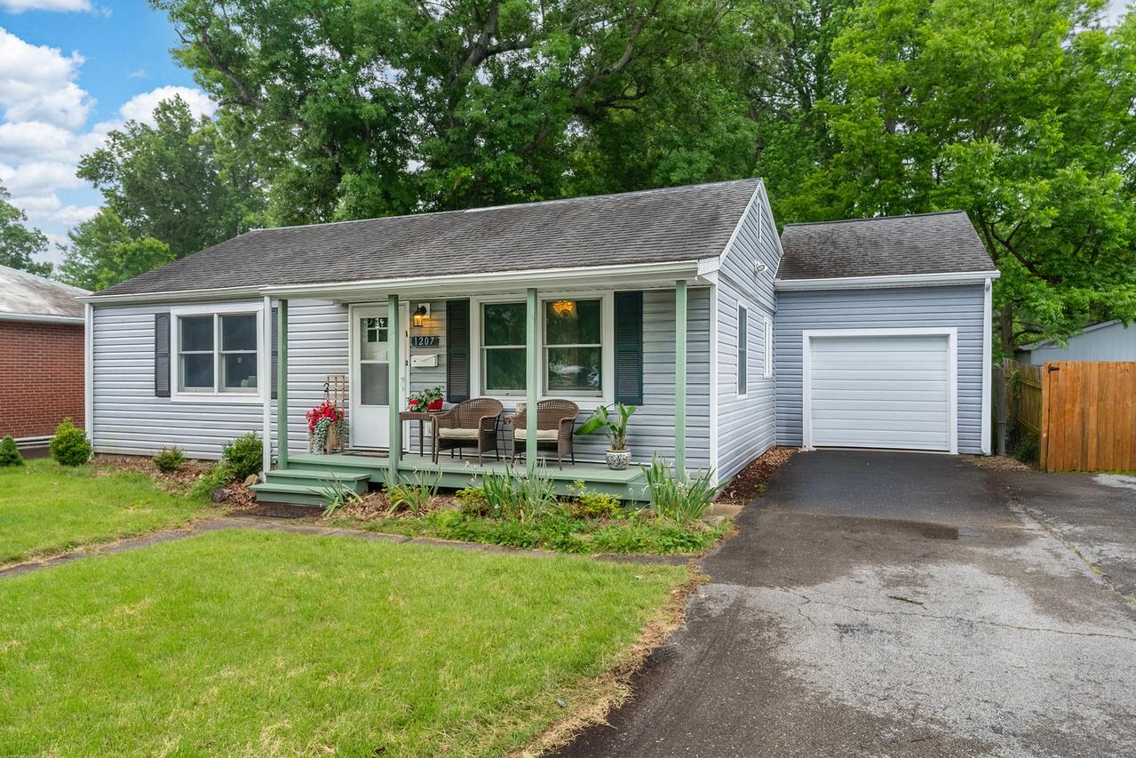 1207 W Hill Ave., Carbondale, IL 62901