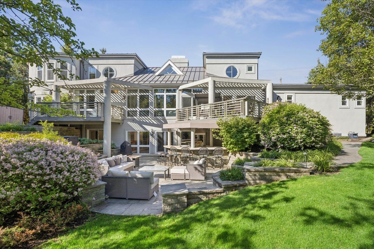 125 Circle Ridge Dr., Burr Ridge, IL 60527