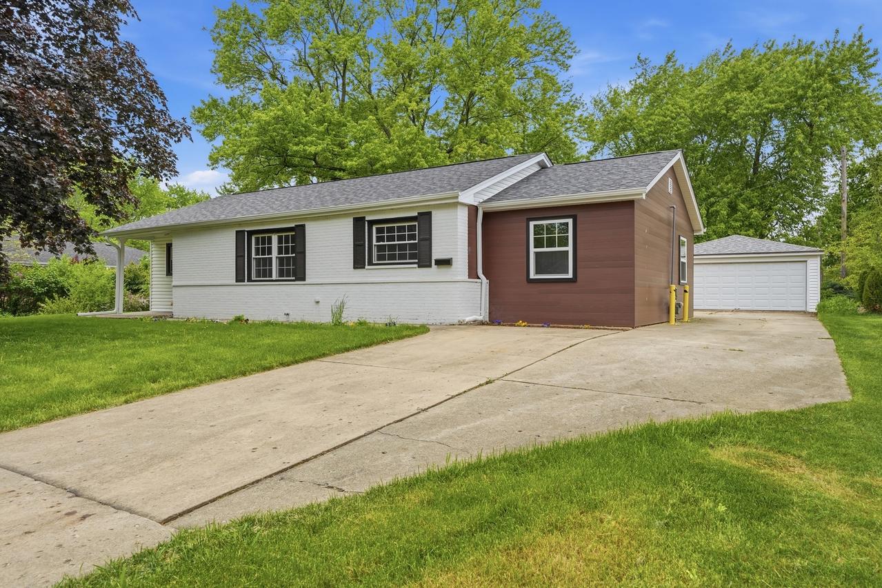 960 Basswood St., Hoffman Estates, IL 60169