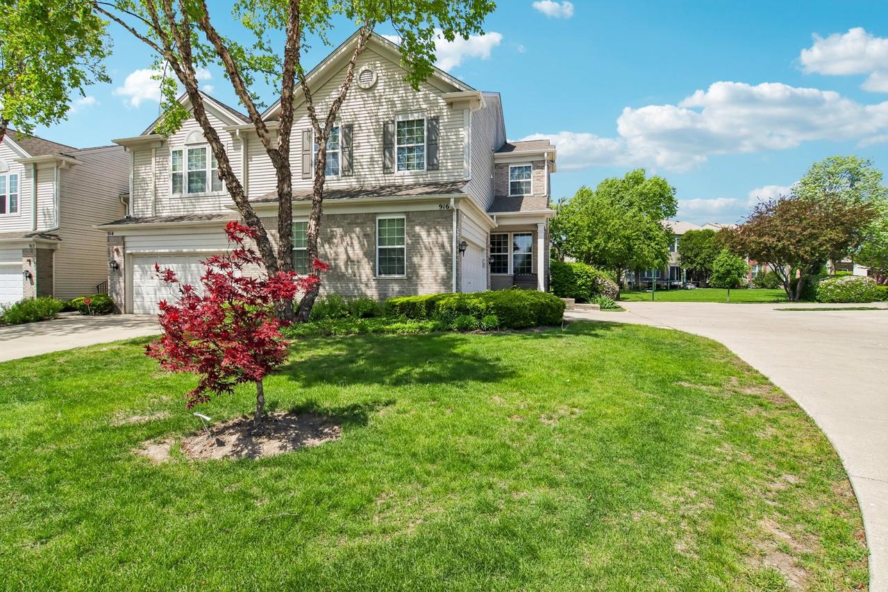 916 Kings Canyon Dr., Streamwood, IL 60107