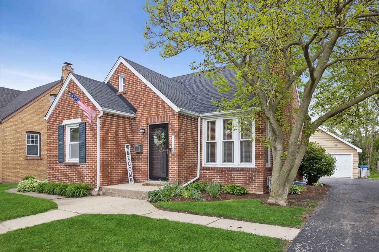 923 S Fairfield Ave., Elmhurst, IL 60126