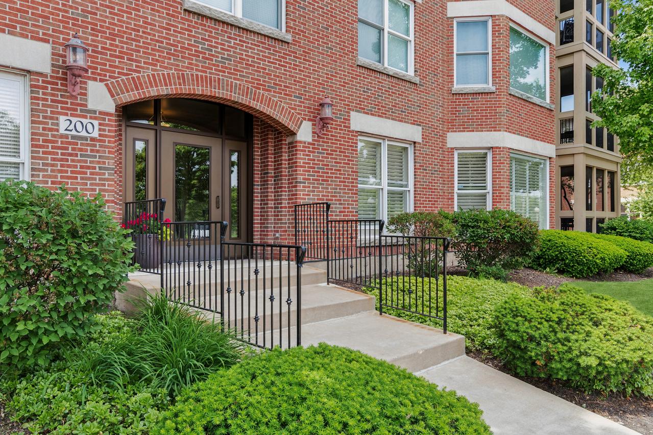200 N River Ln. #101, Geneva, IL 60134