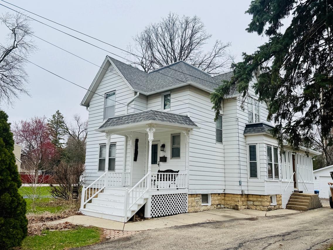 742 S 4th St., Dekalb, IL 60115