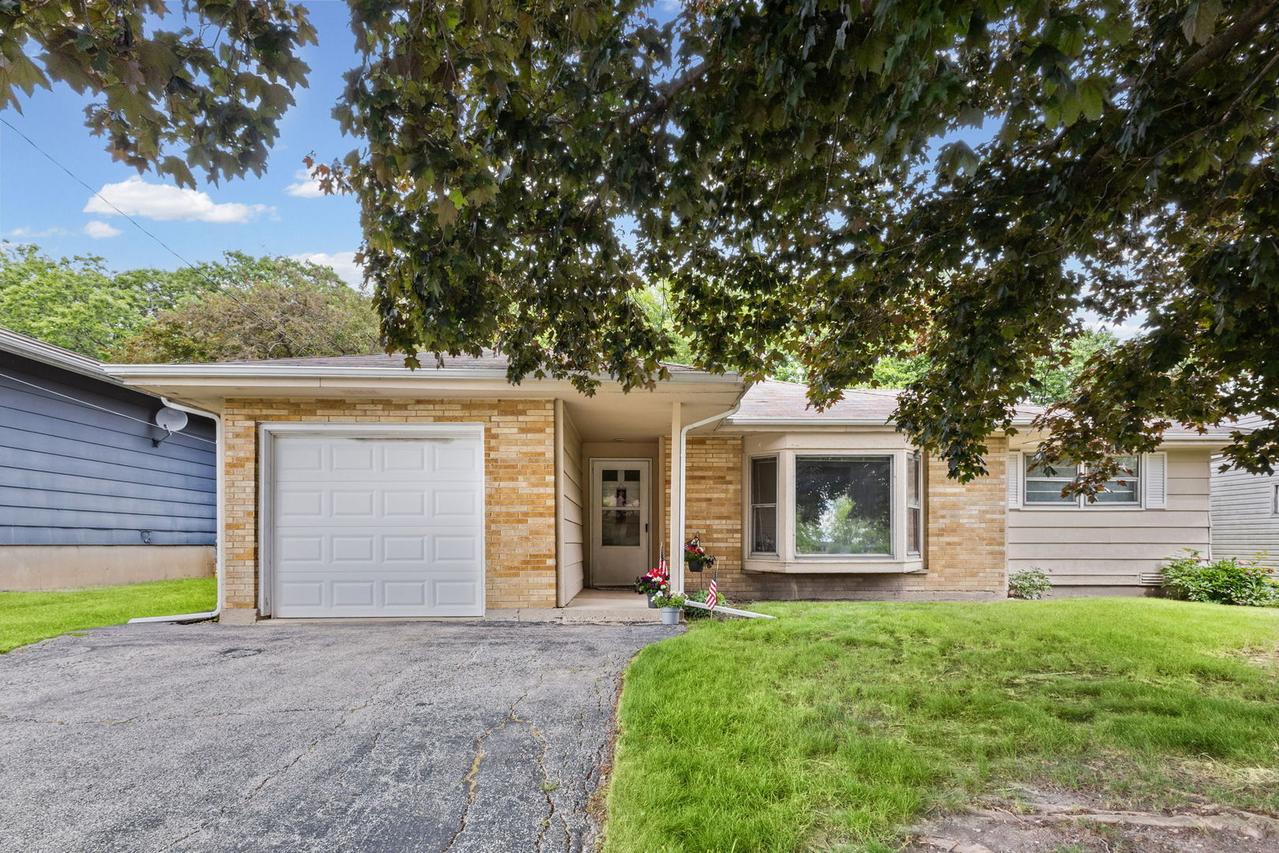 626 Greenbriar Ln., Lindenhurst, IL 60046