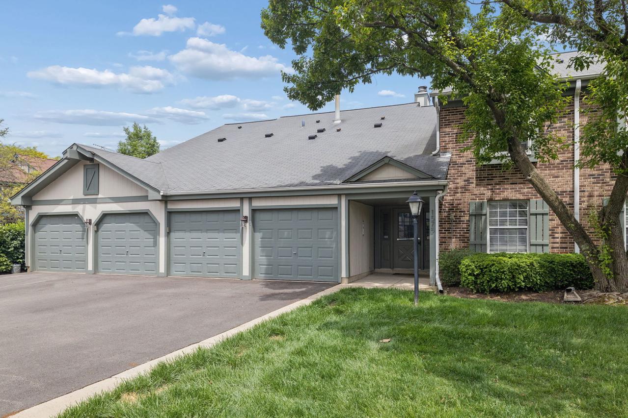1575 Stonehill Ct. #A, Wheaton, IL 60189