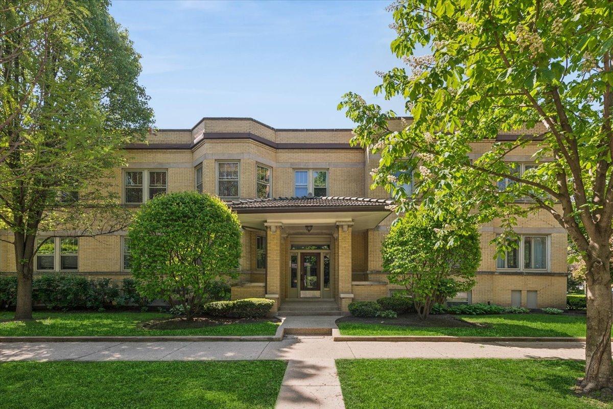 125 Pleasant St. #125B, Oak Park, IL 60302