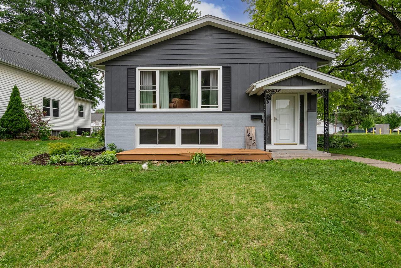 1435 26th Ave., Moline, IL 61265