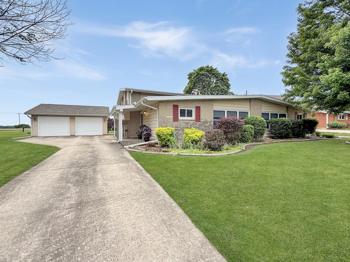 1616 Golfview Cir., Rantoul, IL 61866