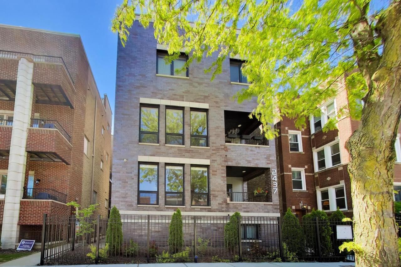 2437 W Foster Ave. #202, Chicago, IL 60625