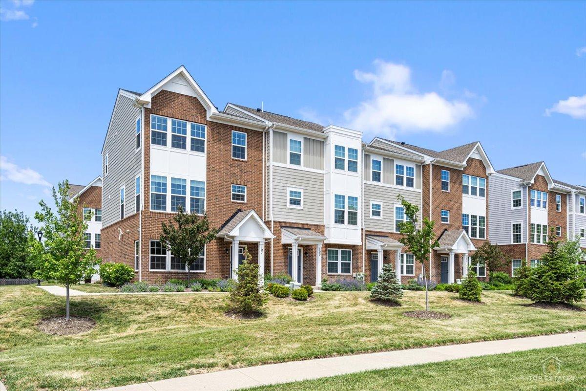 197 Canterbury Way, Lake Zurich, IL 60047