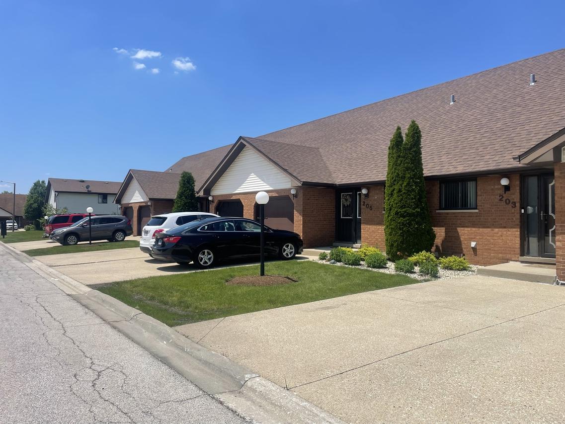 205 Fairview Dr., Manhattan, IL 60442