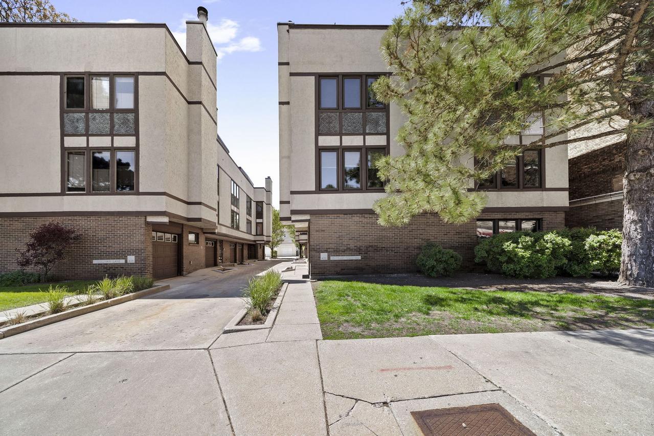 425 S Oak Park Ave. #C, Oak Park, IL 60302