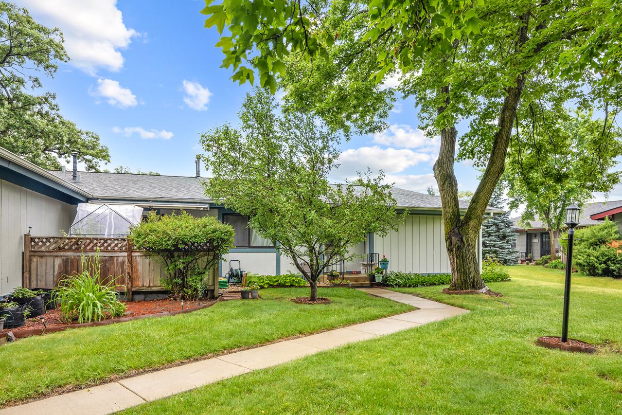 907 Royal Dr. #3b, Mchenry, IL 60050