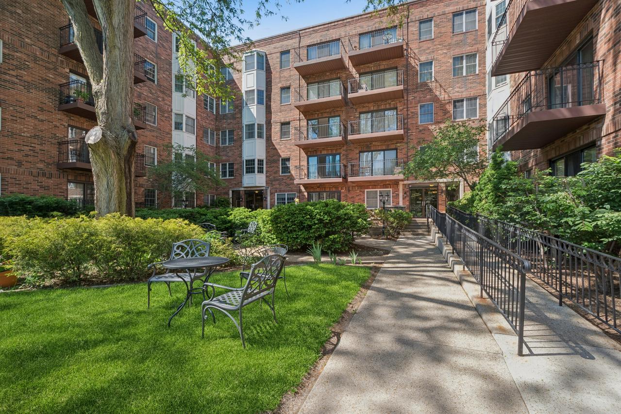 1501 Oak Ave. #102, Evanston, IL 60201