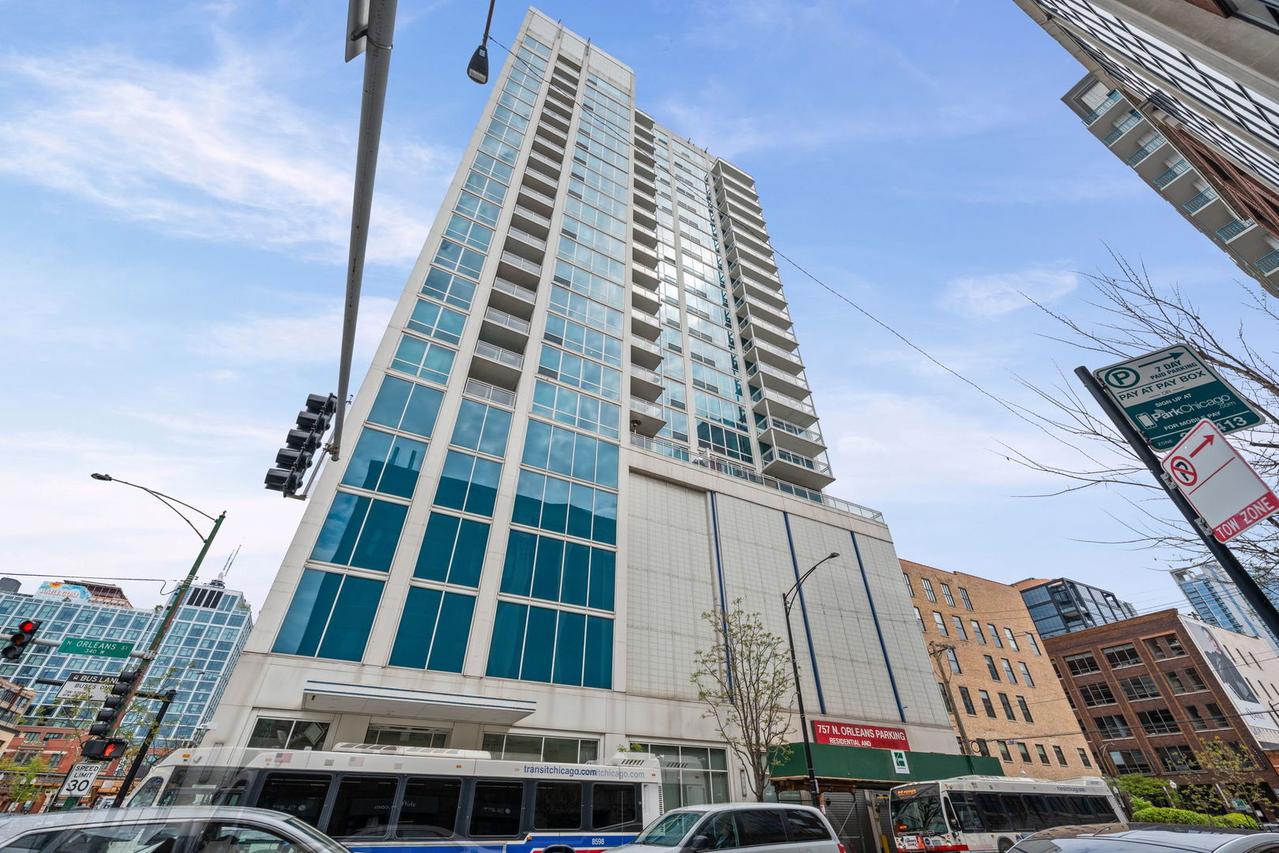 757 N Orleans St. #710, Chicago, IL 60654