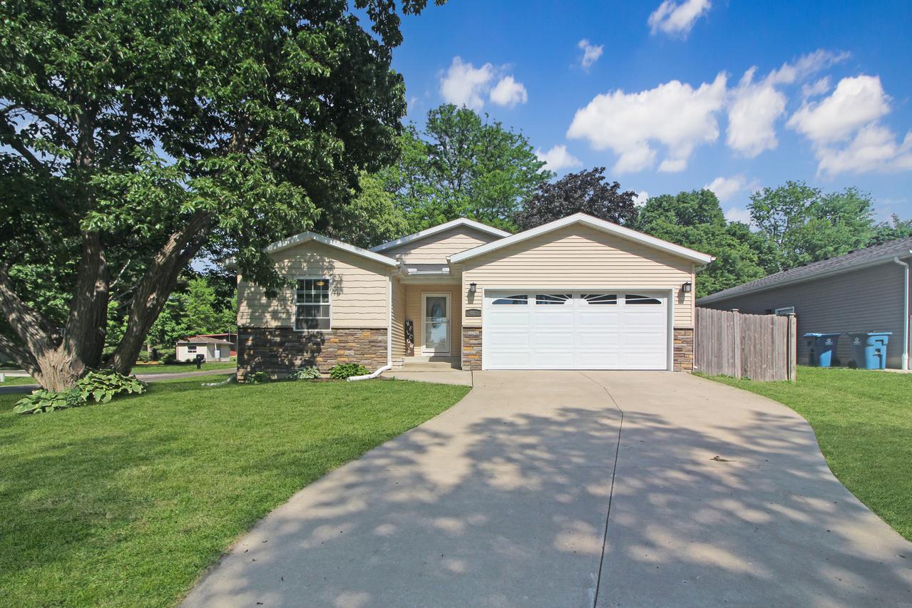 402 S Mclean St., Hudson, IL 61748