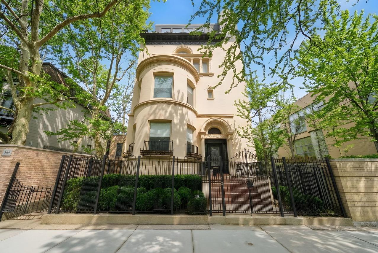 1352 N La Salle Dr., Chicago, IL 60610