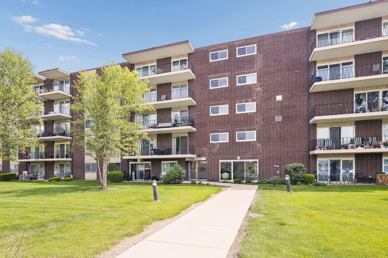 5300 Walnut Ave. #2B, Downers Grove, IL 60515