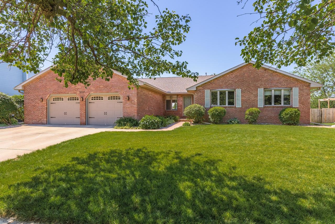 2707 Foxridge Run, Bloomington, IL 61704