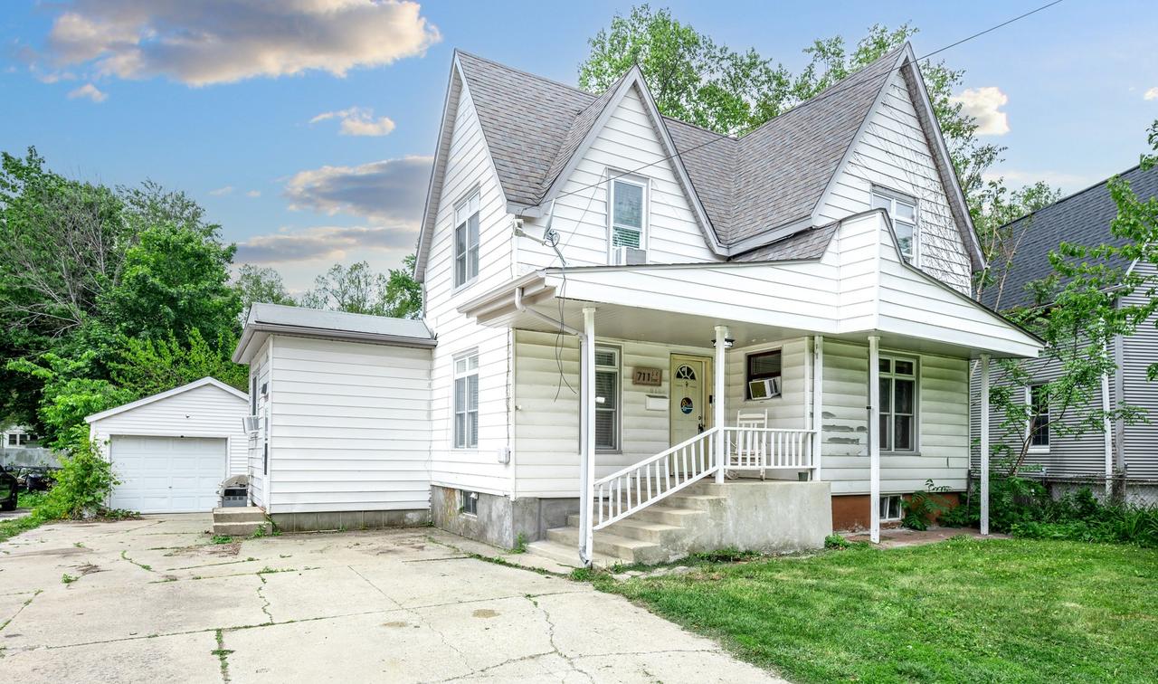 711 S 4th St., Dekalb, IL 60115