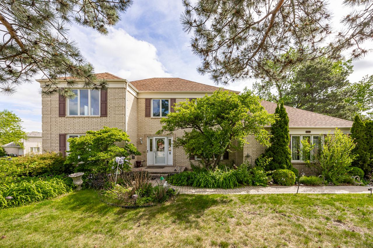 306 Woodview Ct., Oak Brook, IL 60523