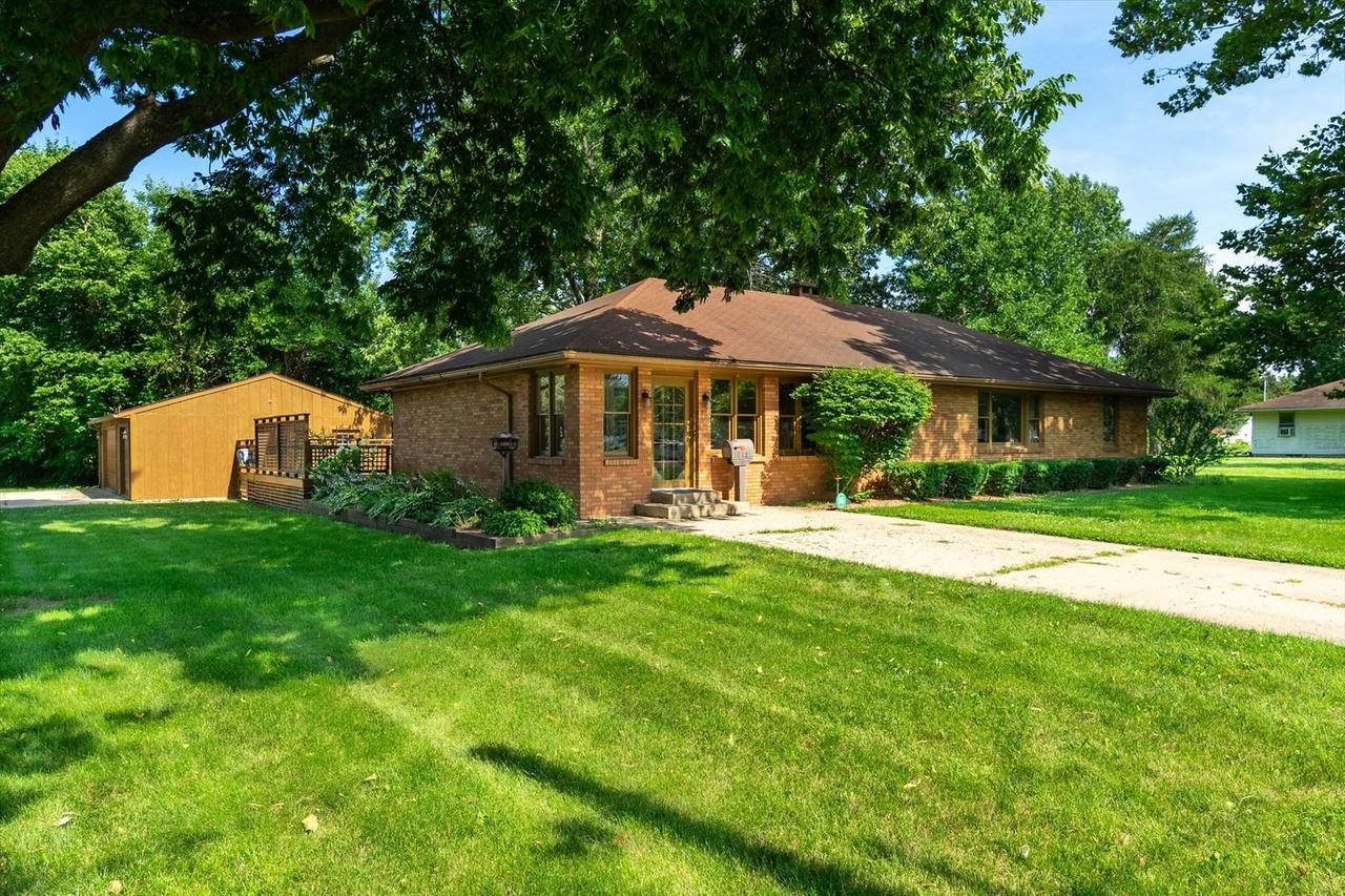 1048 Warren St., Henry, IL 61537