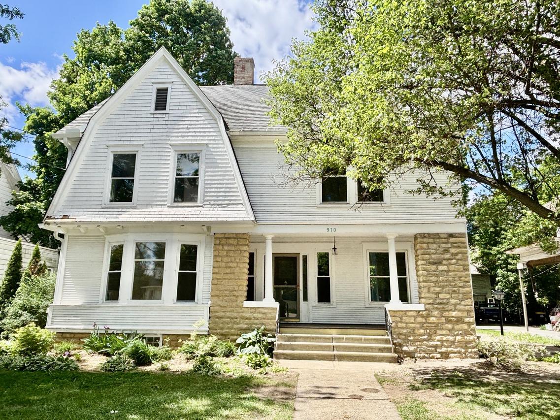 910 N State St., Belvidere, IL 61008