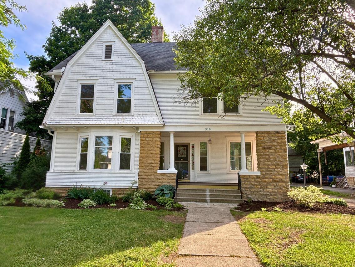 910 N State St., Belvidere, IL 61008