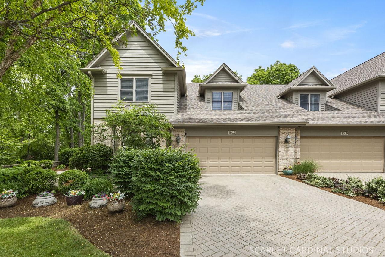 1028 Crestwood Cir., St. Charles, IL 60175