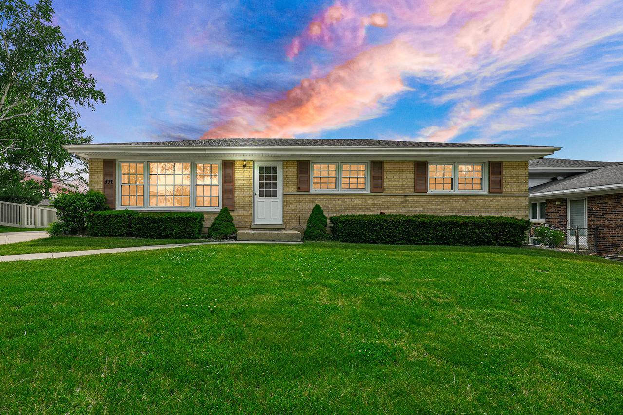 330 Gareth Ln., Schaumburg, IL 60193
