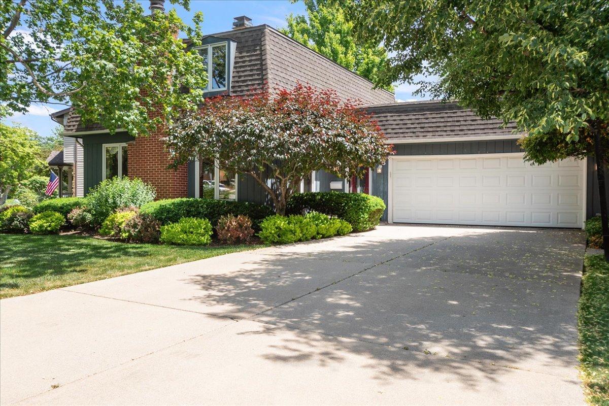 805 NW Holcomb Dr., Mundelein, IL 60060