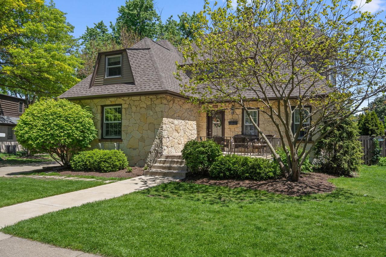 397 S Holly Ave., Elmhurst, IL 60126
