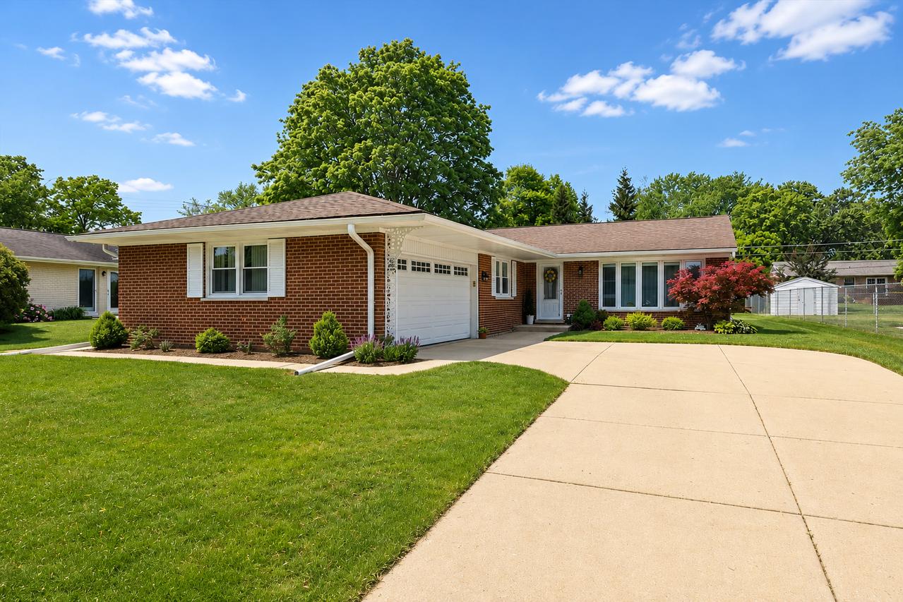 1742 E Tano Ln., Mount Prospect, IL 60056
